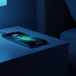 Carregando celular a noite