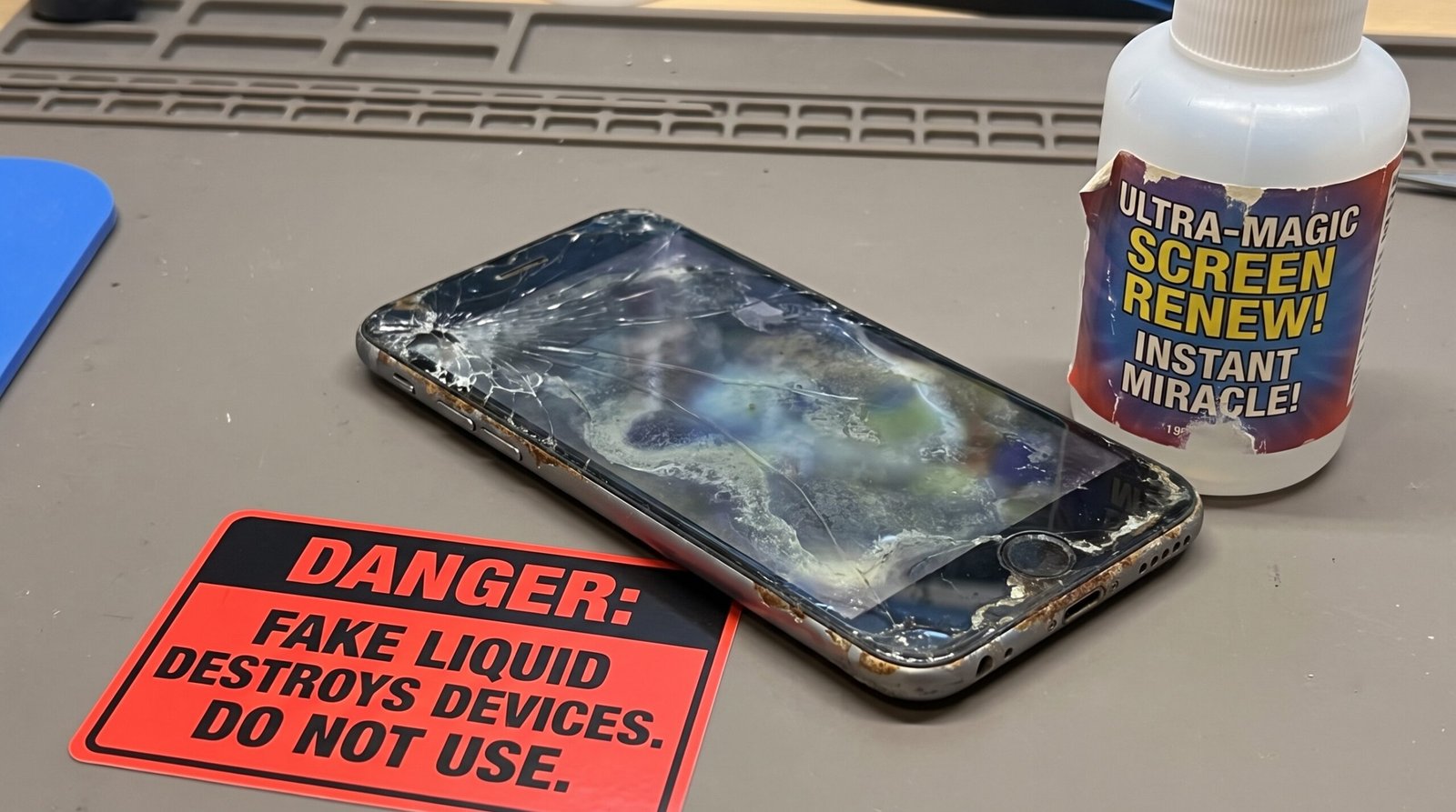 Alerta visual severo contra o perigo imenso de comprar falsos líquidos milagrosos de limpeza de telas que usam promessas enganosas e apenas destroem o aparelho.