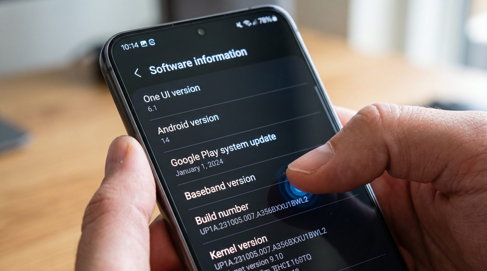 Detalhe aproximado de um usuário tocando repetidas vezes no Número da Versão nas configurações do Android para habilitar o modo secreto de desenvolvedor.