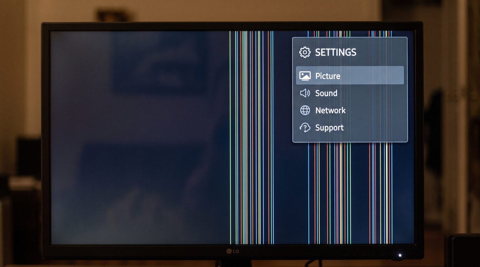 Fotografia iluminada e altamente nítida com foco aproximado na interface luminosa de uma Smart TV