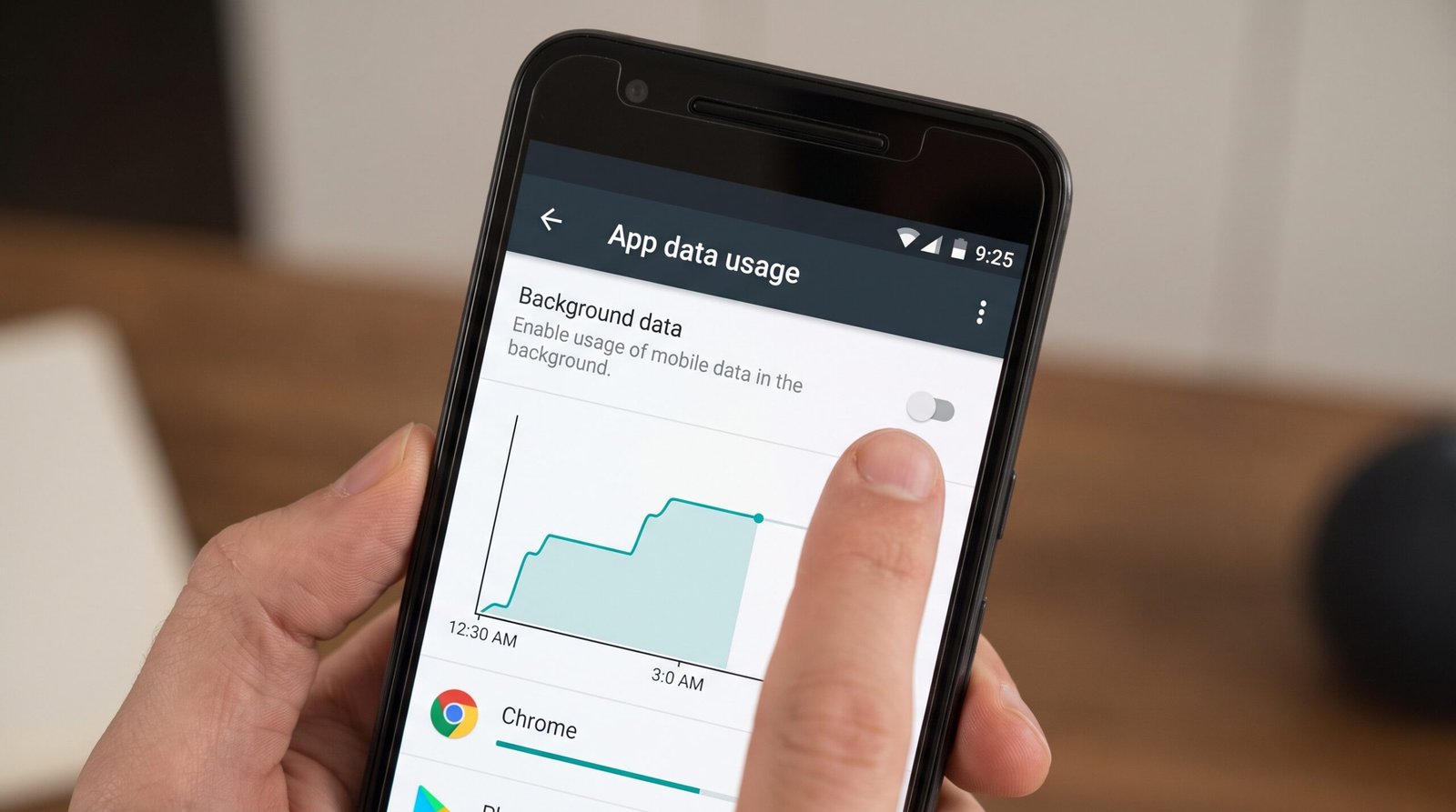 Interface do menu de Ajustes de um iPhone destacando o menu Atualização em 2º Plano com botões sendo desligados para economizar bateria e plano de dados.