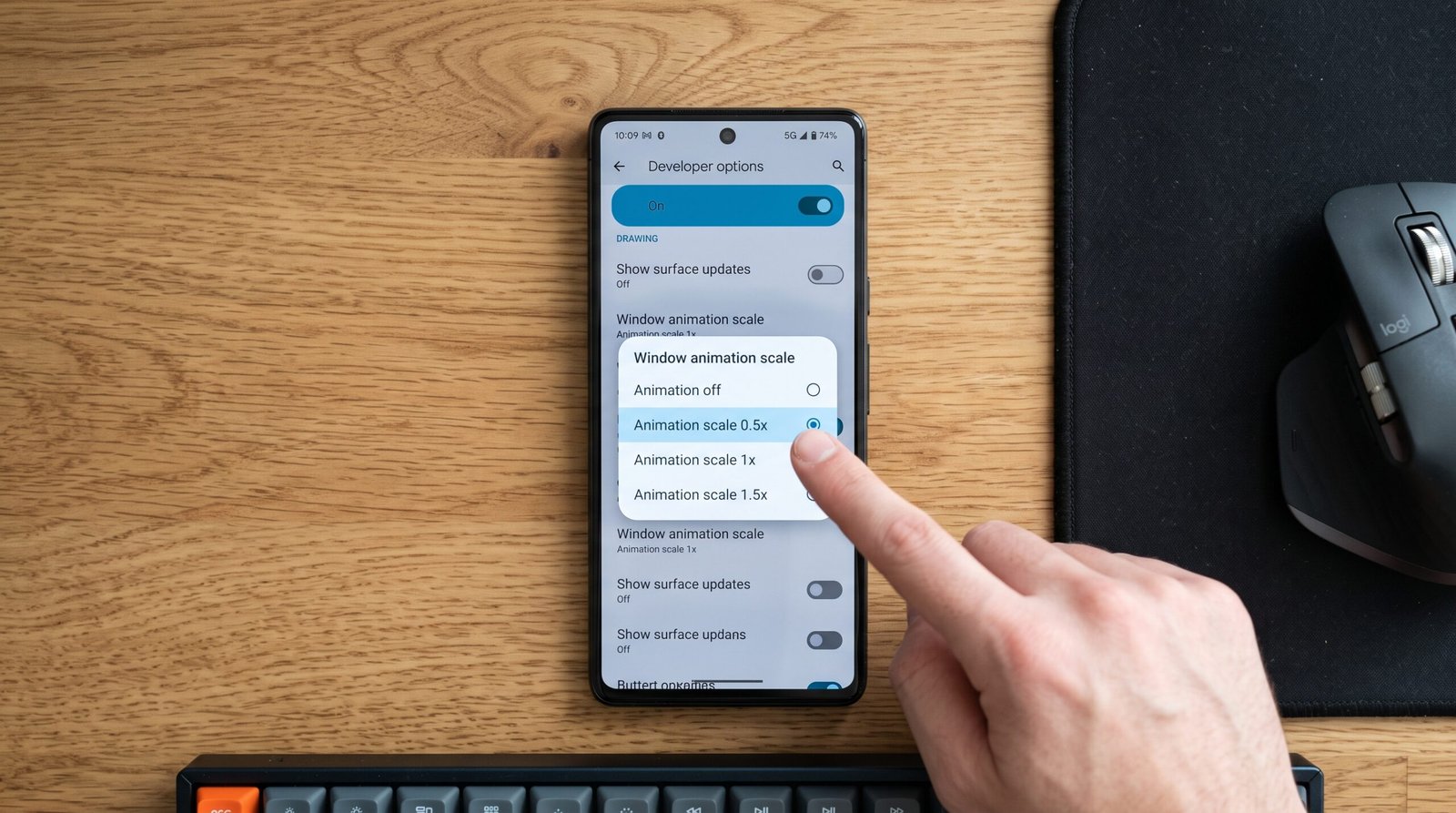 Tela de smartphone focada intensamente na opção de escala de animação de transição sendo ajustada manualmente para 0.5x nas configurações do desenvolvedor.