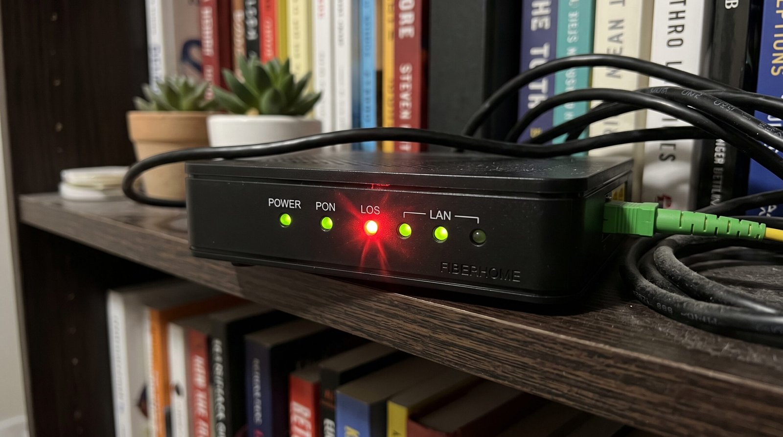 modem de tecnologia ótica de fibra de vidro expostos na estante, atestando a letal luz física chamada de LOS vermelha