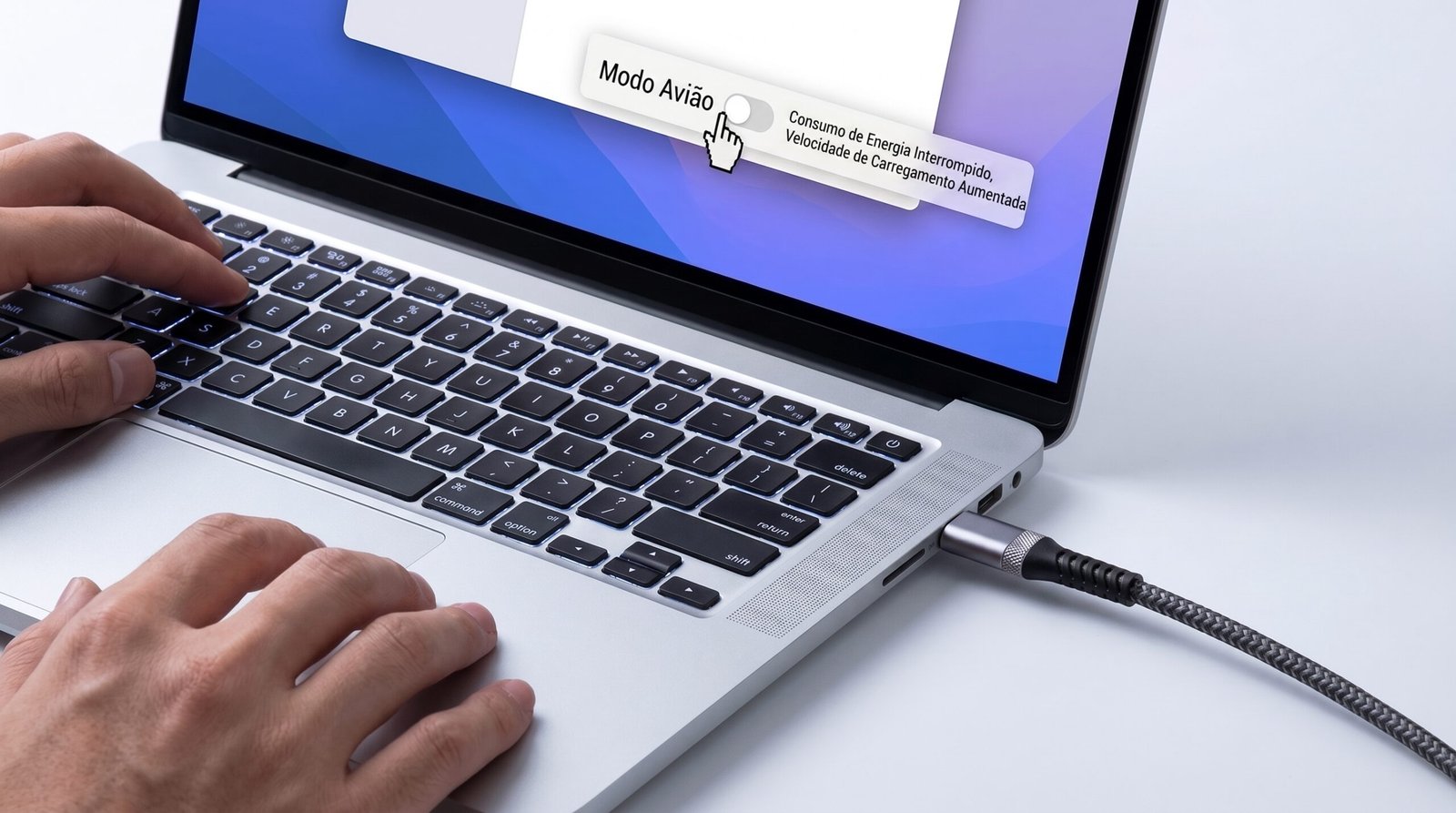 notebook conectado a um cabo reforçado de carregamento rápido