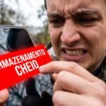 pessoa profundamente frustrada no exterior ao tentar tirar uma fotografia e sendo violentamente impedida por um aviso vermelho gigante de Armazenamento Cheio