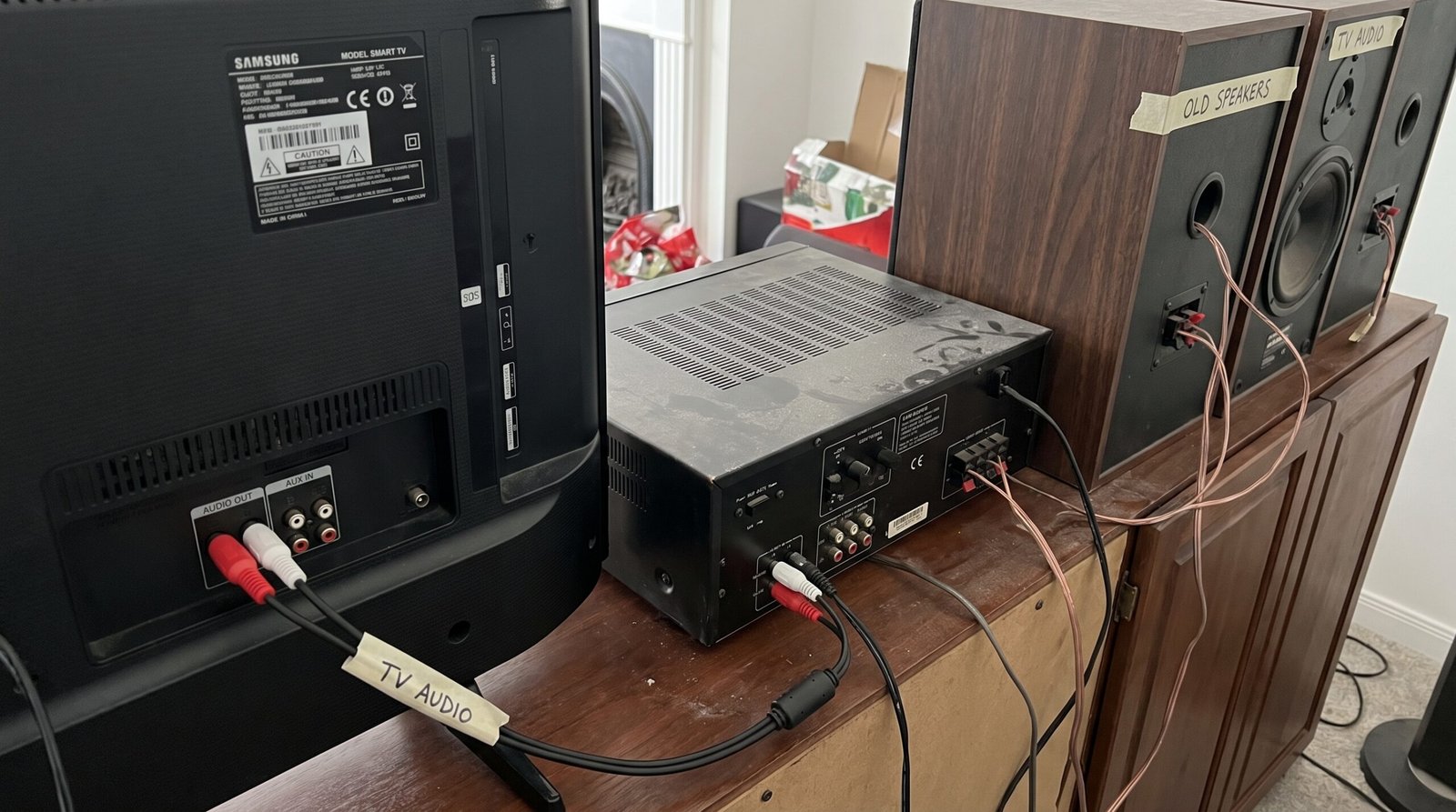 Conexão de cabo de áudio na traseira da Smart TV para reaproveitar caixas de som antigas sem gastar com Home Theater