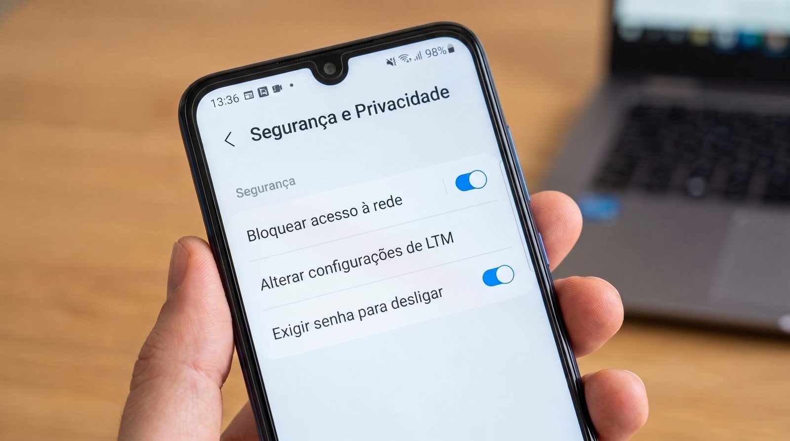 Configurações de segurança do celular com a opção de bloquear rede e exigir senha para desligar o aparelho ativada