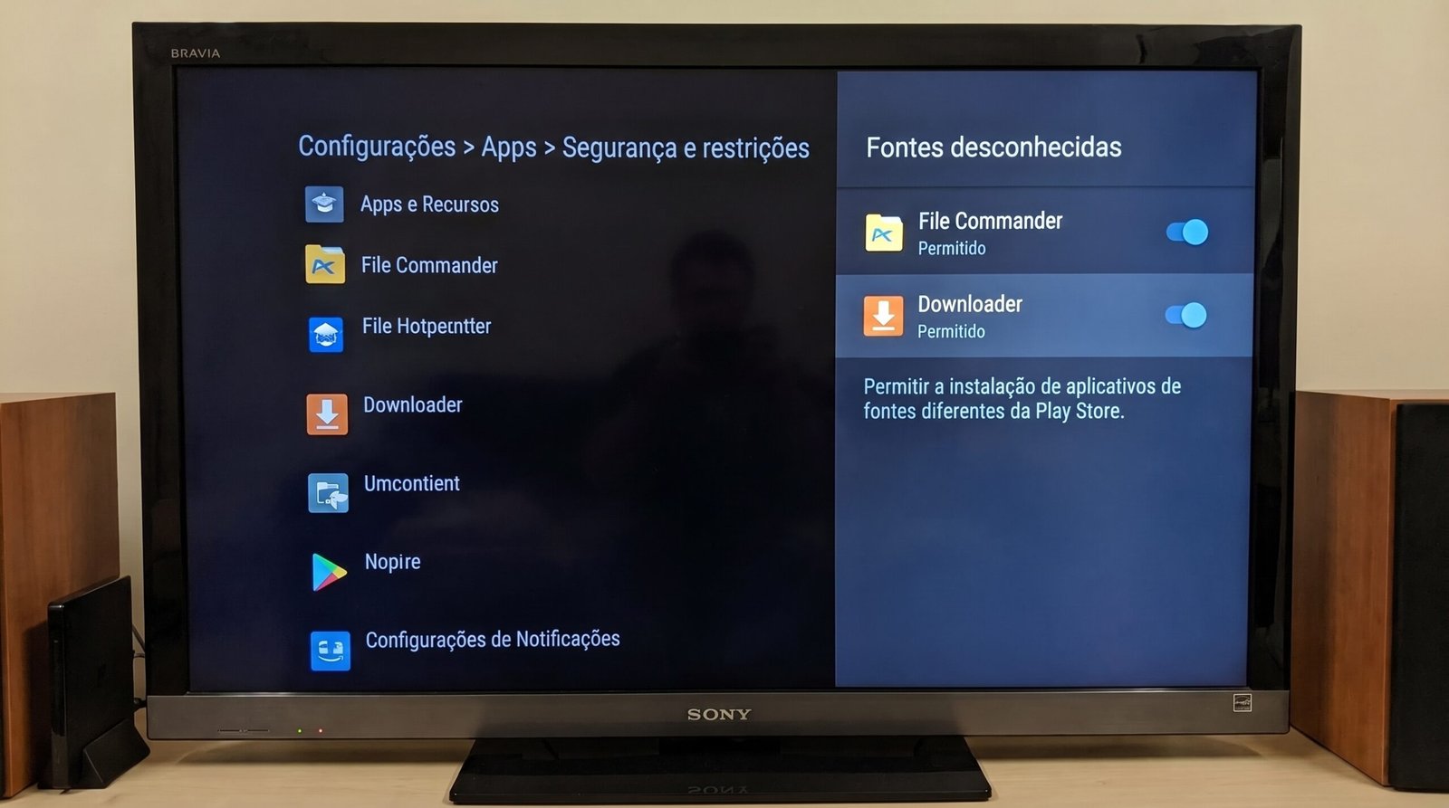 Menu de configurações da Android TV mostrando a permissão para instalar aplicativos de fontes confiáveis fora da loja.