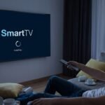 Smart TV na sala de estar travada na tela inicial com o logotipo de abertura sem responder ao controle remoto.