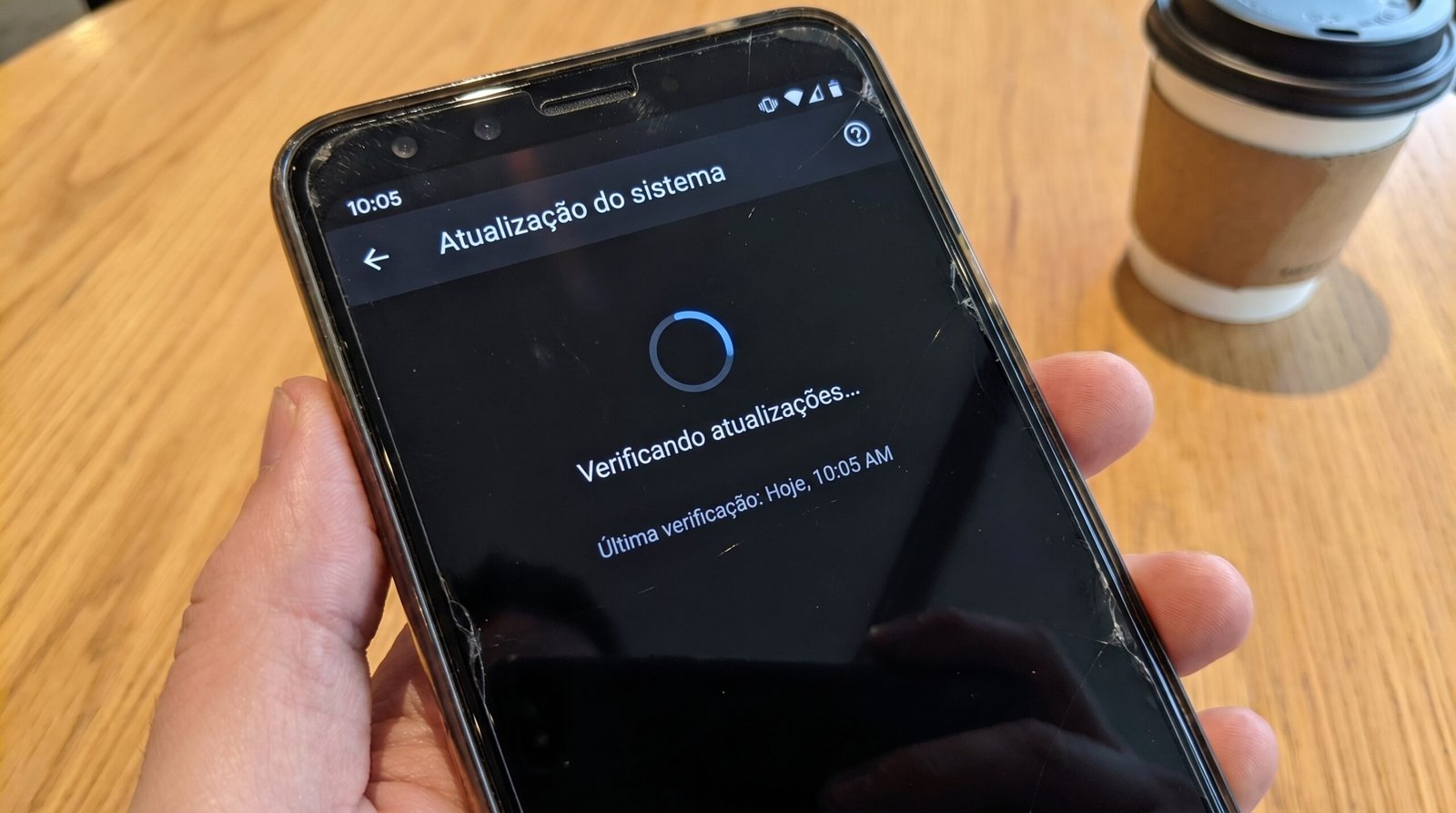 Tela de configurações do celular mostrando a busca por atualização de software
