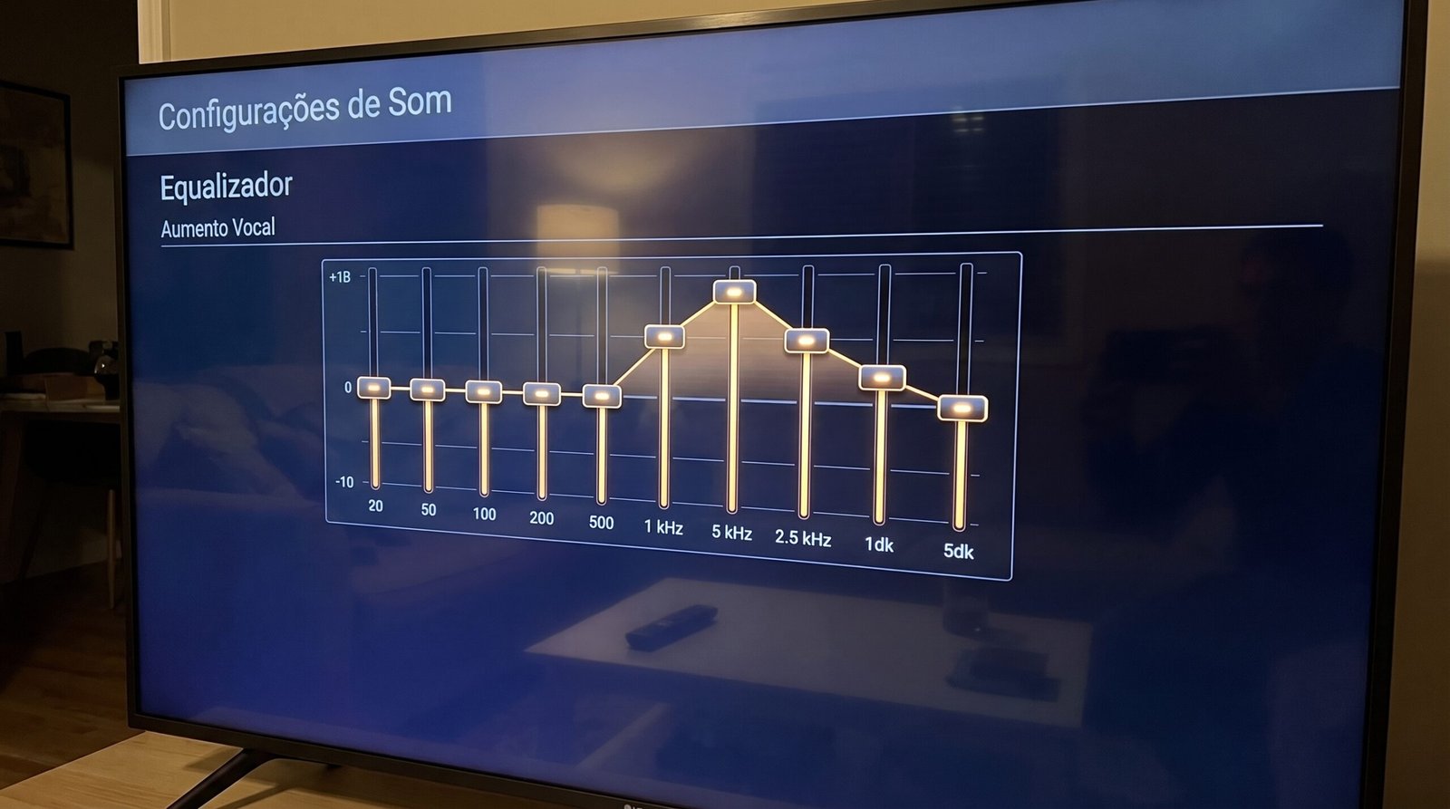 Tela do equalizador de som da Smart TV com as frequências médias de 1 kHz e 2.5 kHz elevadas para destacar a voz humana