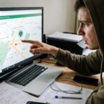 Usuário utilizando o computador para rastrear a localização de um celular perdido ou roubado no mapa oficial