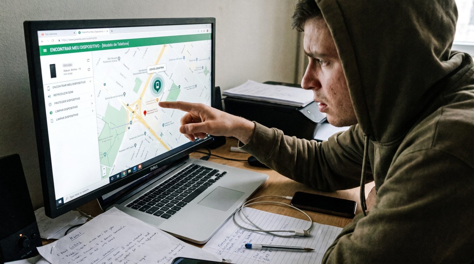 Usuário utilizando o computador para rastrear a localização de um celular perdido ou roubado no mapa oficial